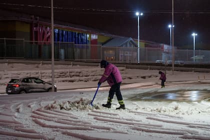 Bariloche. La primera nevada intensa del año pinto la ciudad de blanco.