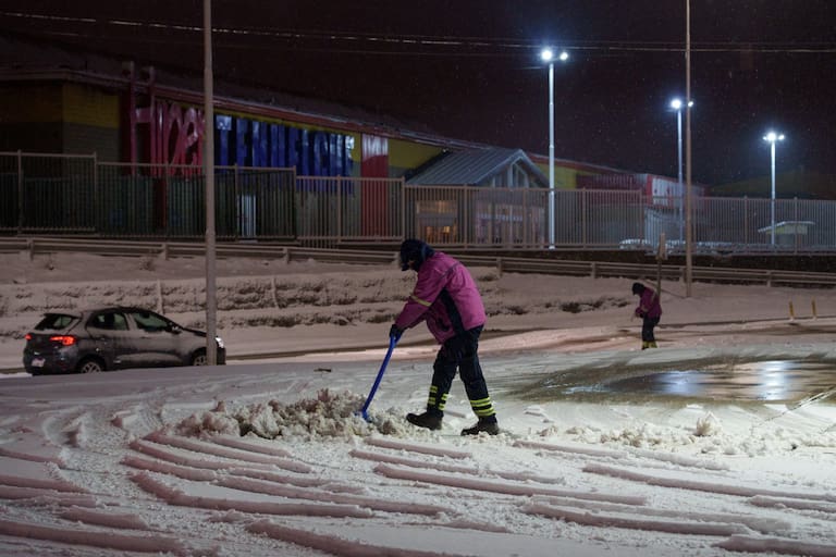 Bariloche. La primera nevada intensa del año pinto la ciudad de blanco.