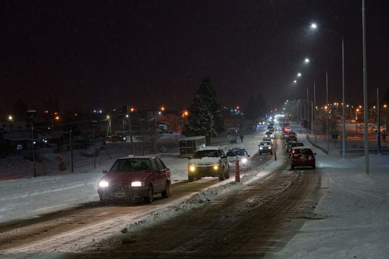 Bariloche. La primera nevada intensa del año pinto la ciudad de blanco.