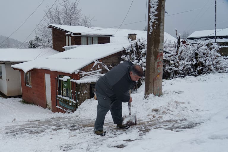 Bariloche. La primera nevada intensa del año pinto la ciudad de blanco.