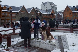 La postal más esperada: nevó en Bariloche y el turismo celebra en plena temporada alta