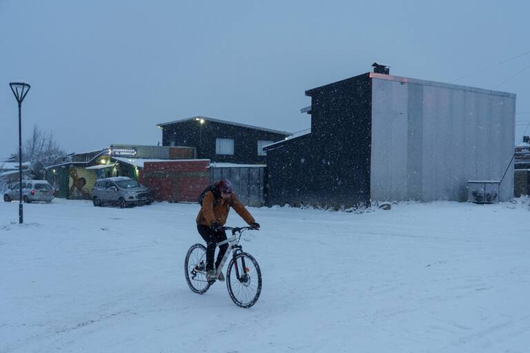 Bariloche. La primera nevada intensa del año pinto la ciudad de blanco.