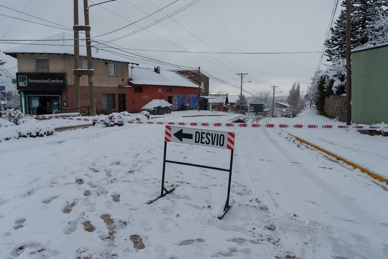 Bariloche. La primera nevada intensa del año pinto la ciudad de blanco.