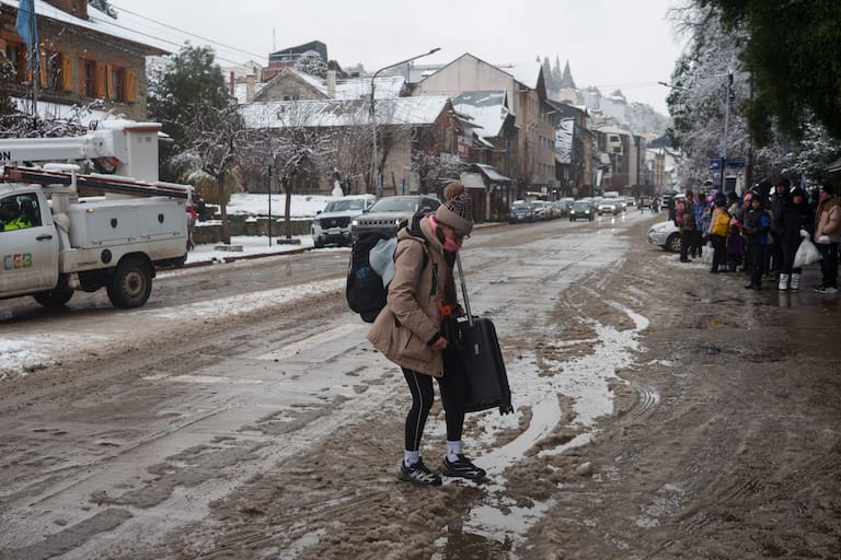 Bariloche. La primera nevada intensa del año pinto la ciudad de blanco.