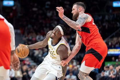 Barnes logra 25 puntos y 14 rebotes en victoria de Raptors 122-104 sobre Pacers