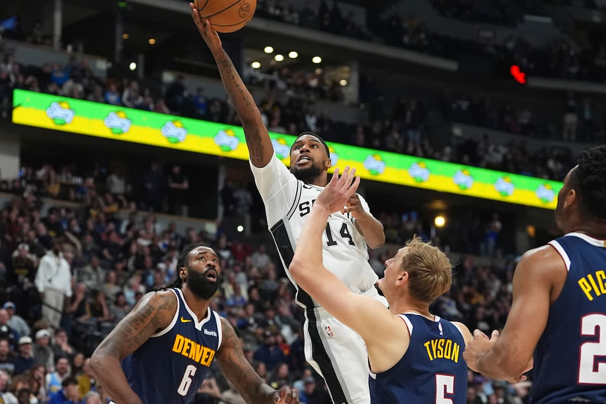 Barnes y Paul lideran a los Spurs en victoria 113-106 sobre los Nuggets con bajas