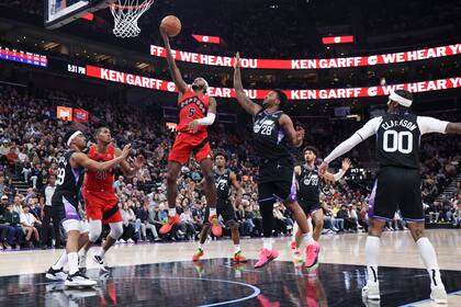 Barnes y Quickley anotan 20 puntos cada y ayudan a Raptors a vencer 126-118 al Jazz