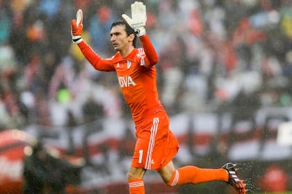 Barovero saluda a los hinchasen un superclásico de 2014