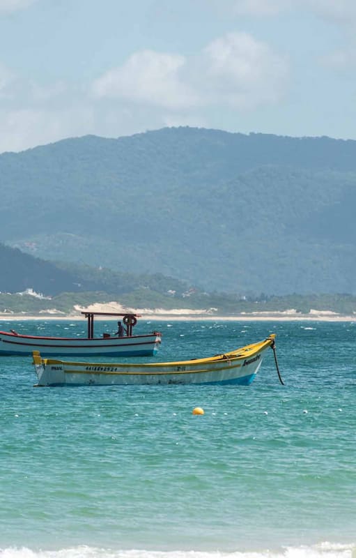 Barquitos frente a la Isla do Campeche.
