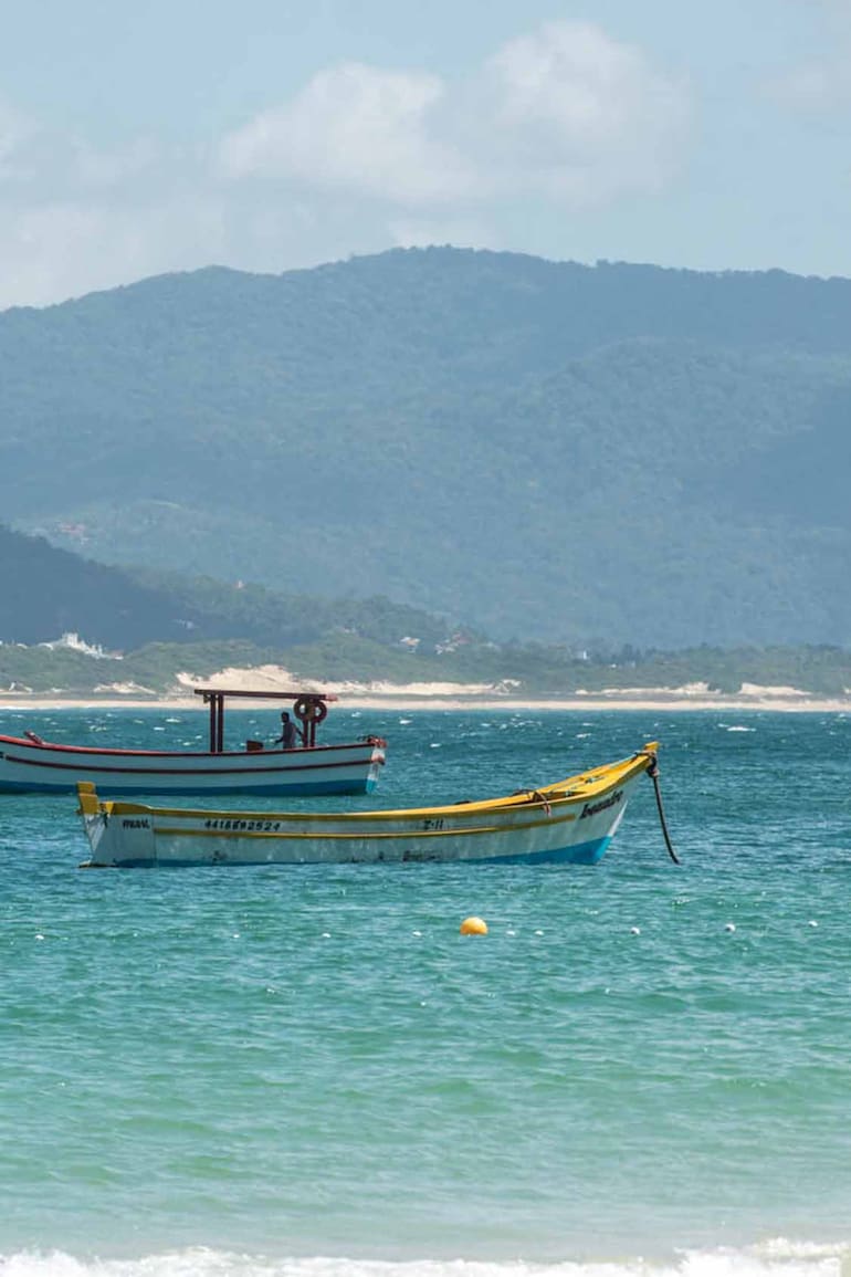 Barquitos frente a la Isla do Campeche.