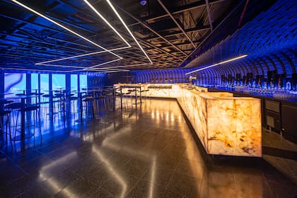 La gran barra iluminada se destaca en ambos espacios del Club Casino Buenos Aires en el Movistar Arena.