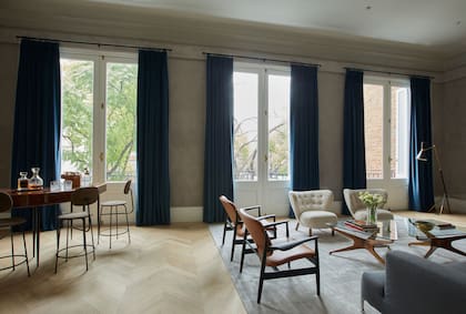 Barra enchapada en nogal (diseño Kallos Turin). Banquetas y sillas individuales (Viaduct Furniture Londres). Cortinas en terciopelo azul. En las paredes, estucado veneciano (Molinos Tarquini).