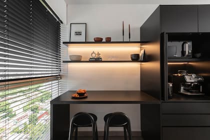 Barra y mesada negra Granito Negro Brasil Leather (Marmoleria Rimana). Un detalle especial es la estación de café, pensada para él, apasionado del café y barista amateur.