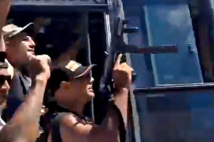 Barrabravas del club Laferrère fueron vistos exhibiendo armas de fuego al llegar a la cancha