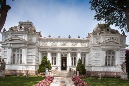 Barranco cuenta con monumentales mansiones: la de la familia Osma puede ser visitada ya que expone su colección de arte de la escuela cuzqueña.