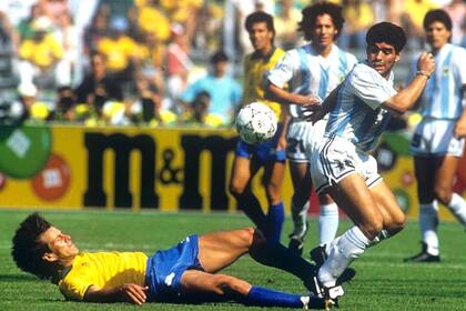 Barre Dunga y Diego Maradona, siempre grácil, hace equilibrio; el 4 de Brasil intentó derrumbar al 10 argentino en la corrida previa al gol, pero el capitán resistió la embestida.