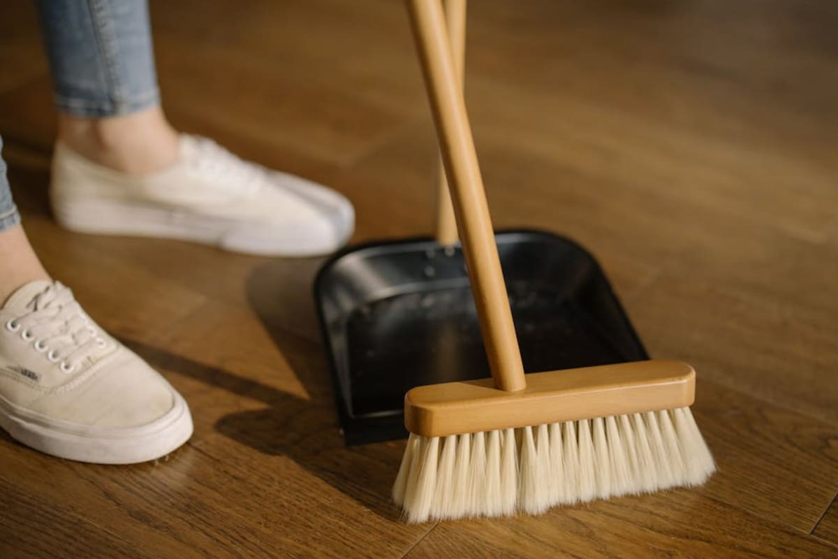 Barrer la casa luego de esparcir canela es un poderoso ritual de limpieza de energías que también puede ayudar a atraer abundancia en Año Nuevo (Pexels/Cottonbro Studio)