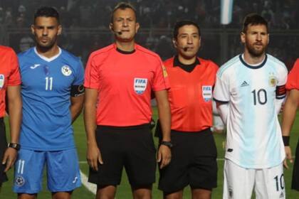 Barrera y Messi, capitanes de Nicaragua y Argentina, en el amistoso que disputaron en junio pasado en San Juan