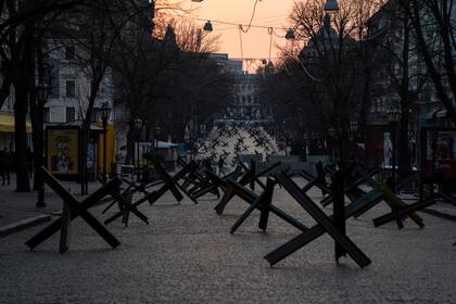 Barreras antitanque llenan una calle ante un posible ataque ruso sobre la ciudad de Odesa, en Ucrania, el 24 de marzo de 2022.(AP Foto/Petros Giannakouris)