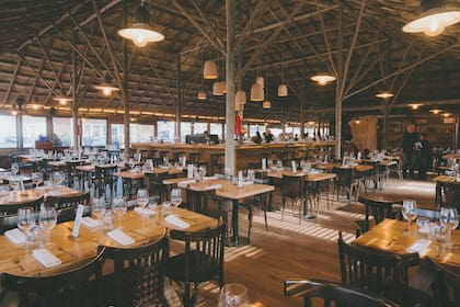 Barreto es un restaurante de carnes que evoca al campo argentino desde su menú hasta su decoración, ubicado dentro del predio de la Sociedad Rural