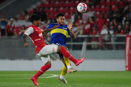 Barreto y Salvio, en lucha por la pelota