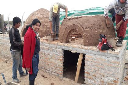 Barrientos, supervisando la construcción de unos hornos de barro