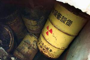 Barriles de acero de desechos nucleares de baja actividad están enterrados en un pozo subterráneo de almacenamiento de desechos en Tokaimura, Japón.