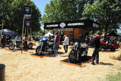 Barrio de las Motos. Uno de los grandes atractivos de Autoclásica cada año es el espacio reservado para las dos ruedas, en el que no faltan la música y el rugido de los motores
