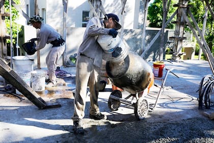 BARRIO EL AROMO km 54,5 Loma Verde, Escobar propiedades barrio cerrado privado country obra en construcción obreros trabajando casa
COVID_19