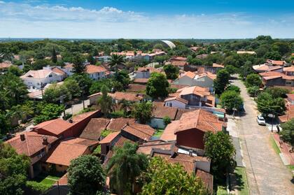 Barrio residencial impregnado de verde, en Asunción.
