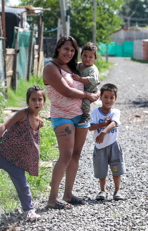 Barrio Vicente López, en Pilar, un barrio popular creado en 2018 y que logró ser reconocido por el Registro Nacional de Barrios Populares. Lara Luján junto a sus hijos recorre el barrio.