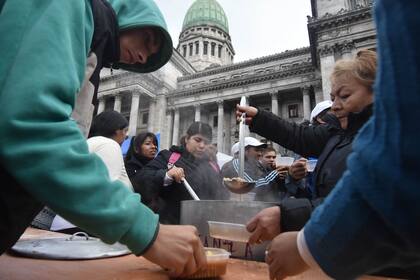Barrios de Pie y otros movimientos reclaman frente al Congreso la sanción de una ley de emergencia alimentaria, en julio de 2017