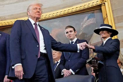 Barron Trump en medio de su padre, Donald Trump, y su madre, Melania Trump, en el acto de investidura como presidente del republicano (Photo by Morry Gash - Pool/Getty Images)
