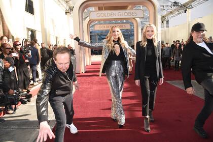 Barry Adelman, Nikki Glaser (anfitriona de la ceremonia), Helen Hoehne y Glenn Weiss despliegan la alfombra roja de la 82a edición de los Globos de Oro
