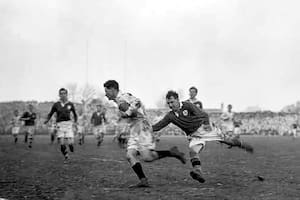 Barry Holmes fue el único rugbier que actuó por Inglaterra y por la Argentina; en este caso, con la camiseta del equipo británico en el Cinco Naciones de 1949, ante Irlanda.