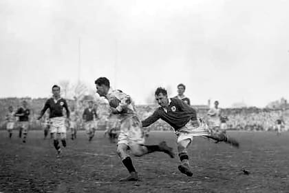 Barry Holmes fue el único rugbier que actuó por Inglaterra y por la Argentina; en este caso, con la camiseta del equipo británico en el Cinco Naciones de 1949, ante Irlanda.