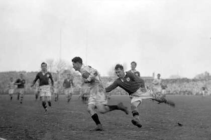 Barry Holmes, jugando por Inglaterra en el Cinco Naciones de 1949, frente a Irlanda; ese año actuó por la Argentina contra Francia en la gira del equipo azul por el país.