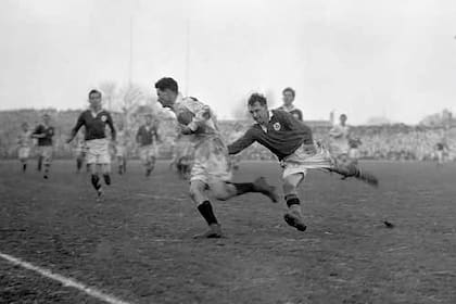 Barry Holmes, jugando por Inglaterra en el Cinco Naciones de 1949, frente a Irlanda; ese año actuó por la Argentina contra Francia en la gira del equipo azul por el país.