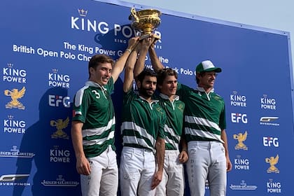 Bartolomé, de 18 años (número 3), y Camilo, de 16 (el tercero desde la izquierda), ganaron la Copa de Oro inglesa, como figuras de Dubai