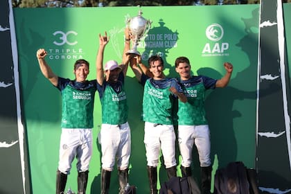 'Barto', 'Adolfito', 'Poroto' y 'Jeta', nuevamente campeones de Hurlingham, con la copa The Ayrshire en alto; cuatro trofeos disputados, cuatro ganados por los talentosos de Cañuelas.