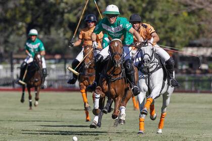 Barto Castagnola, lanzado en velocidad; más allá de esta imagen, la virtud distintiva del muchacho de 20 años de La Natividad es su capacidad de pensar el juego en la cancha.