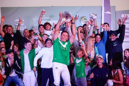 Barto Castagnola lidera el festejo de La Natividad, el campeón de Hurlingham 2024; los dos clubes de Cañuelas se fusionaron para esta Triple Corona.