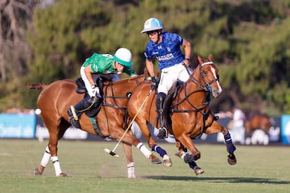 Barto Castagnola no llega a trabar a su primo Adolfo "Poroto" Cambiaso, que anota un gol en plena remontada de La Dolfina; el conjunto azul estuvo muy cerca de una victoria memorable.