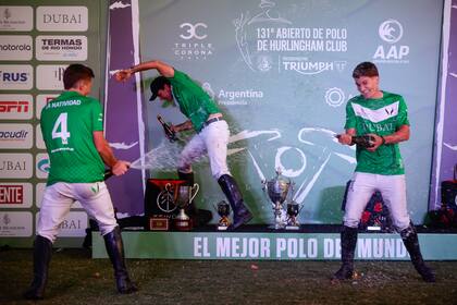 Barto y Camilo Castagnola se atacan a chorros de champaña y Pablo Mac Donough intenta zafar de la empapada; segunda consagración en Hurlingham para La Natividad, y primera absoluta con su formación de 40 goles de handicap.
