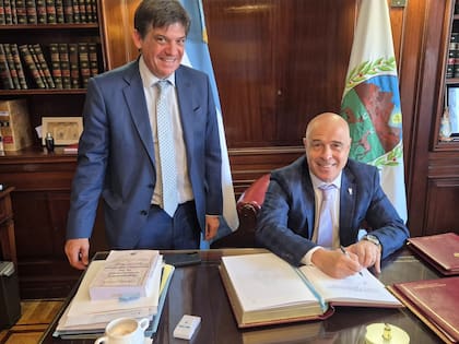 Bartolomé Abdala asume como Presidente, junto al escribano general de la Presidencia, Rodríguez.