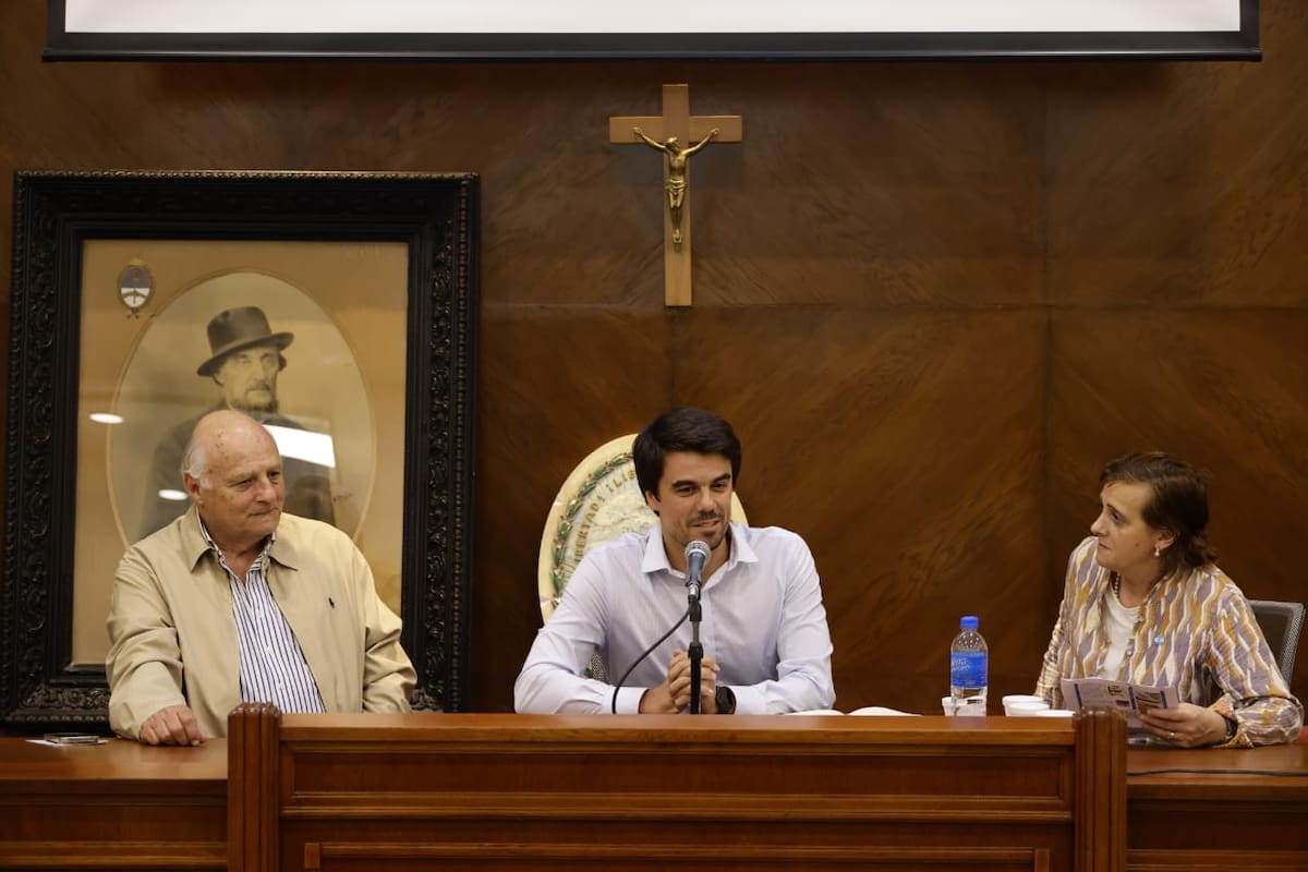Bartolomé Abella Nazar, tataranieto de Bartolomé Mitre; Paolo Barbieri, secretario general de la Municipalidad, y Gabriela Mirande Lamédica, directora del Museo Mitre