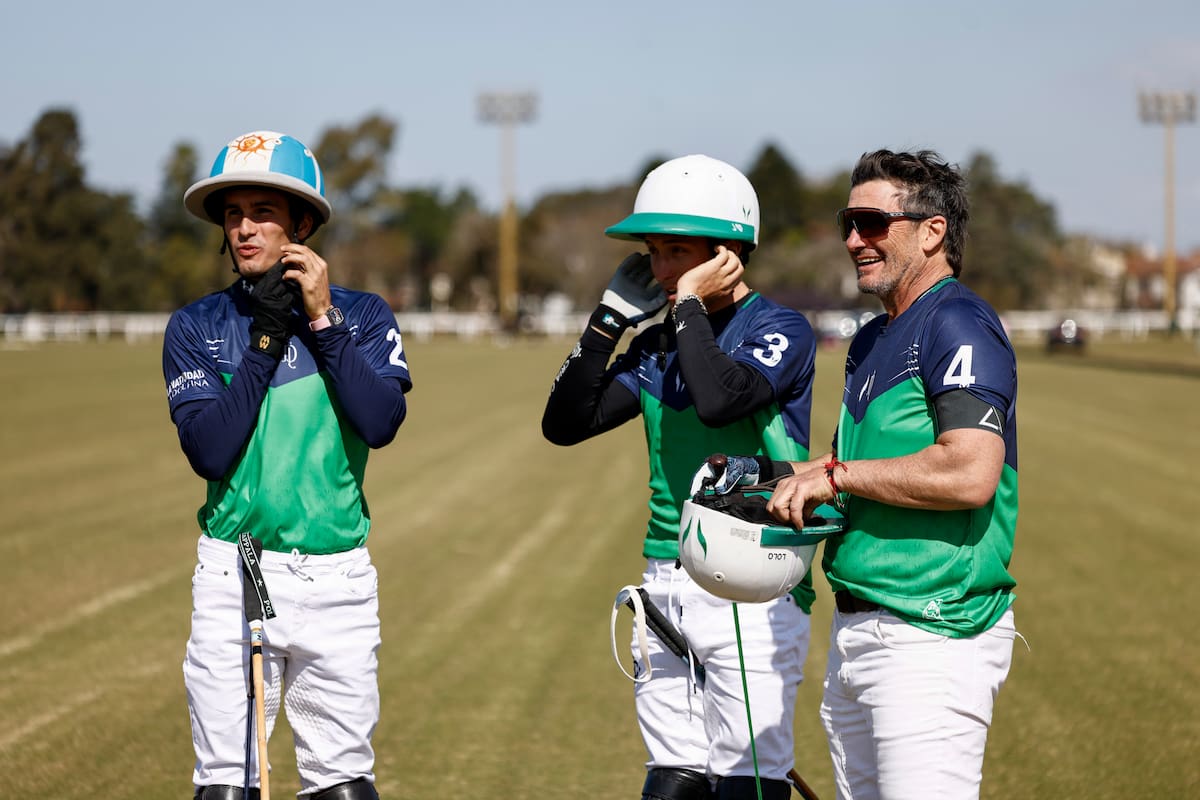 Bartolomé Castagnola disfruta los últimos momentos antes de volver, por un torneo, al alto handicap: charla sonriente junto a 'Poroto' Cambiaso y su hijo Barto antes La Natividad-La Dolfina vs. Don Ercole, por el Abierto de Jockey Club de polo.