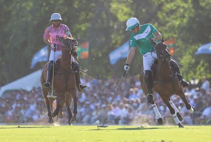 Bartolomé Castagnola (h.) controla una bocha ante Polito Pieres en la final del Abierto de Tortugas de 2023, uno de los dos éxitos de La Natividad sobre La Hache en el historial de tres choques.