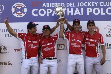 Bartolomé Castagnola (h.), David Paradice, Adolfo Cambiaso (n.), Camilo Castagnola y la copa de campeones del 57º Abierto del Jockey Club.