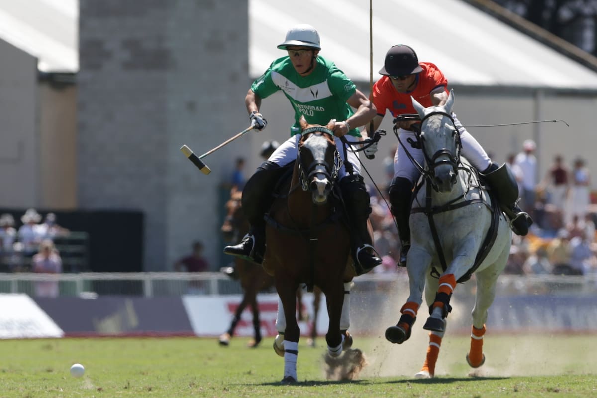 Bartolomé Castagnola (h.) e Hilario Ulloa, a fondo, en una puja que terminará en gol del primero en la cancha 2 de Palermo; en 2020, La Natividad y Las Monjitas correrán a la par, pero unidos.